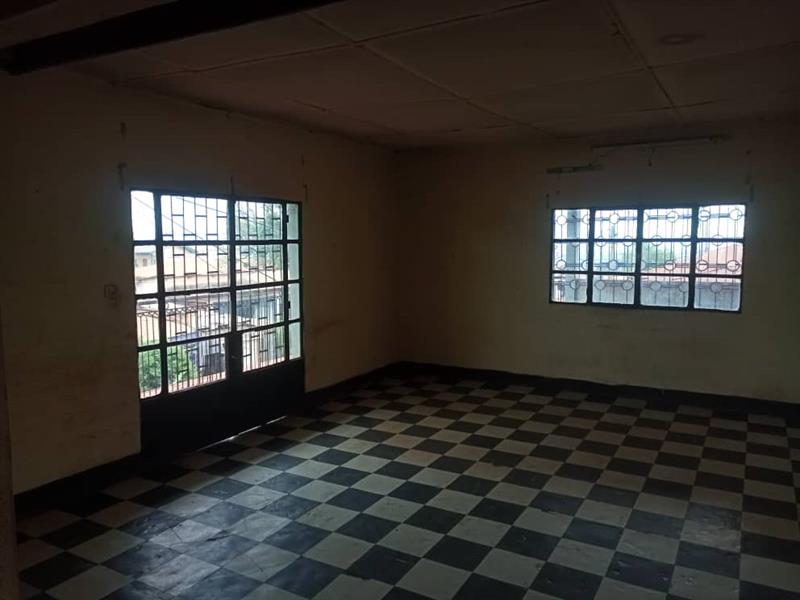 Immeuble À Louer À Bafoussam, Centre Ville - Espaces commerciaux et